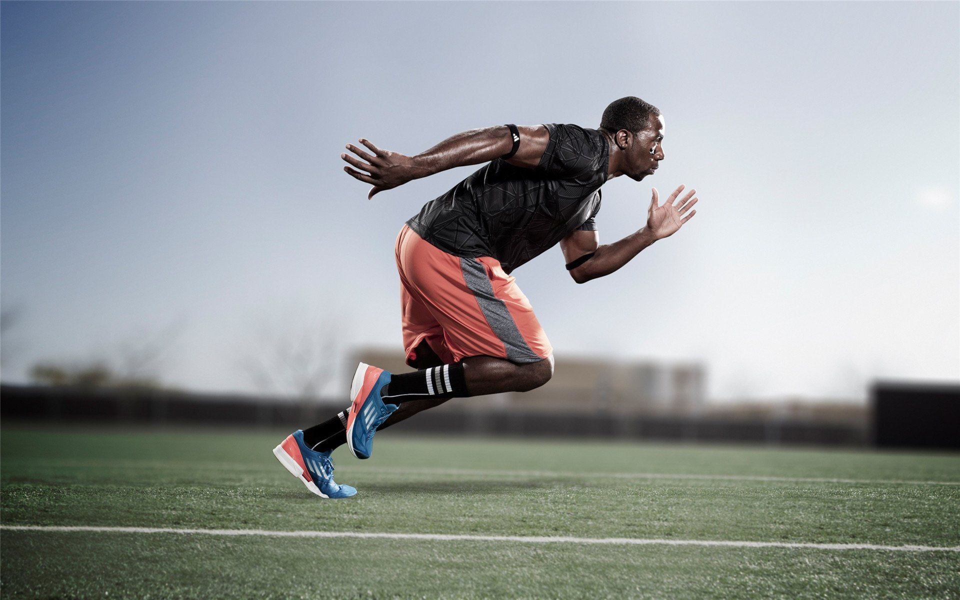 独行侠主帅带领球员亲自整理训练器材，独行侠球队的球员