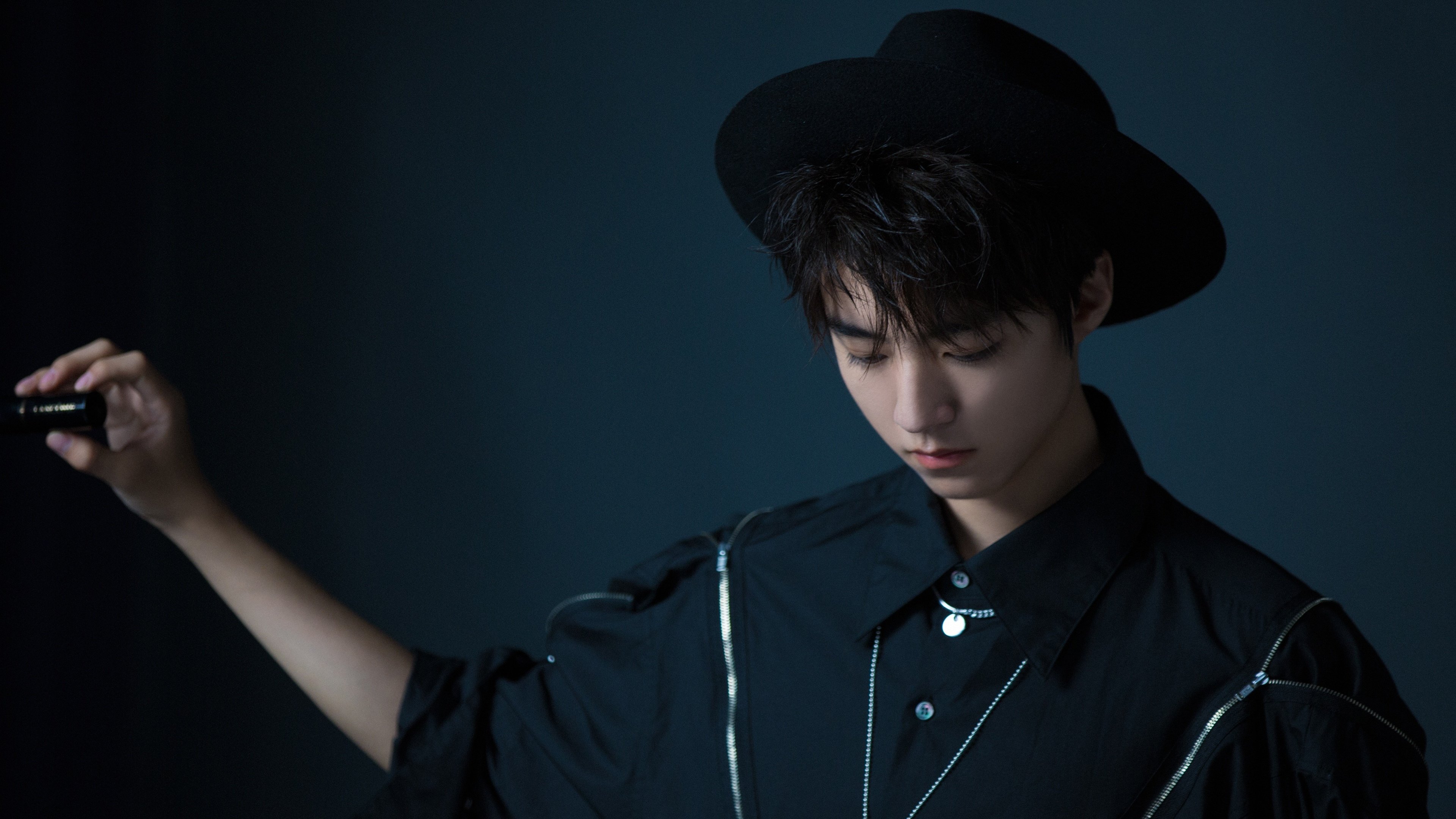 AYX体育-“逆境中的巨星，爆发式发挥带领球队逆袭晋级”，逆境中突破